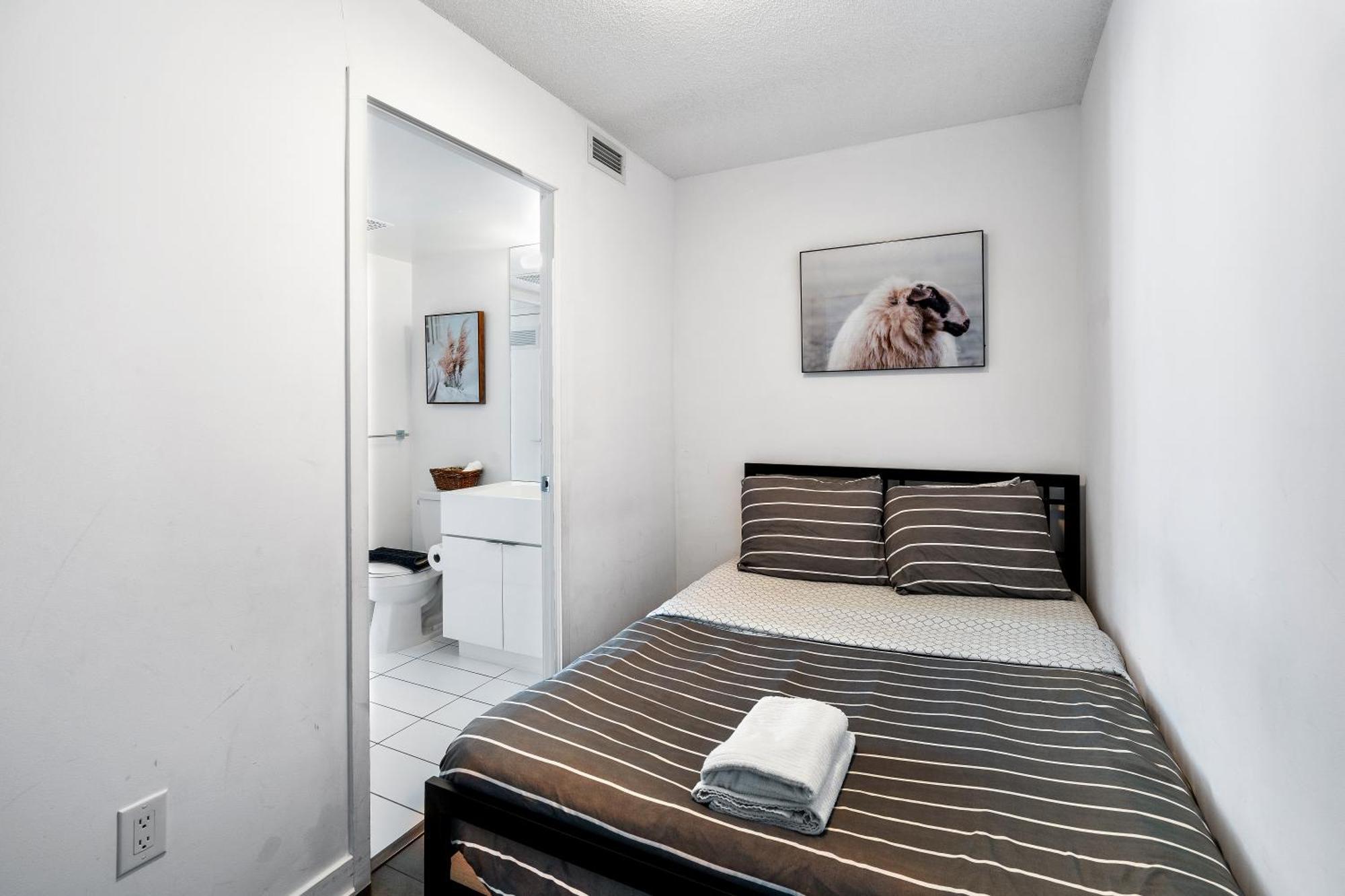 Exquisite Condos By Cn Tower With Parking Торонто Экстерьер фото