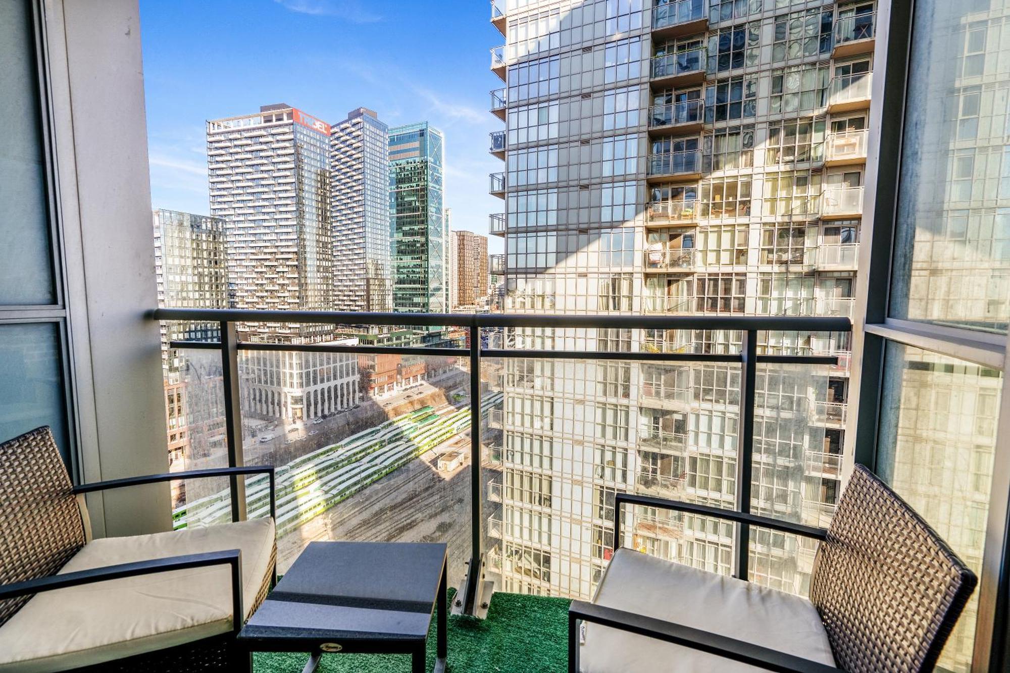 Exquisite Condos By Cn Tower With Parking Торонто Экстерьер фото